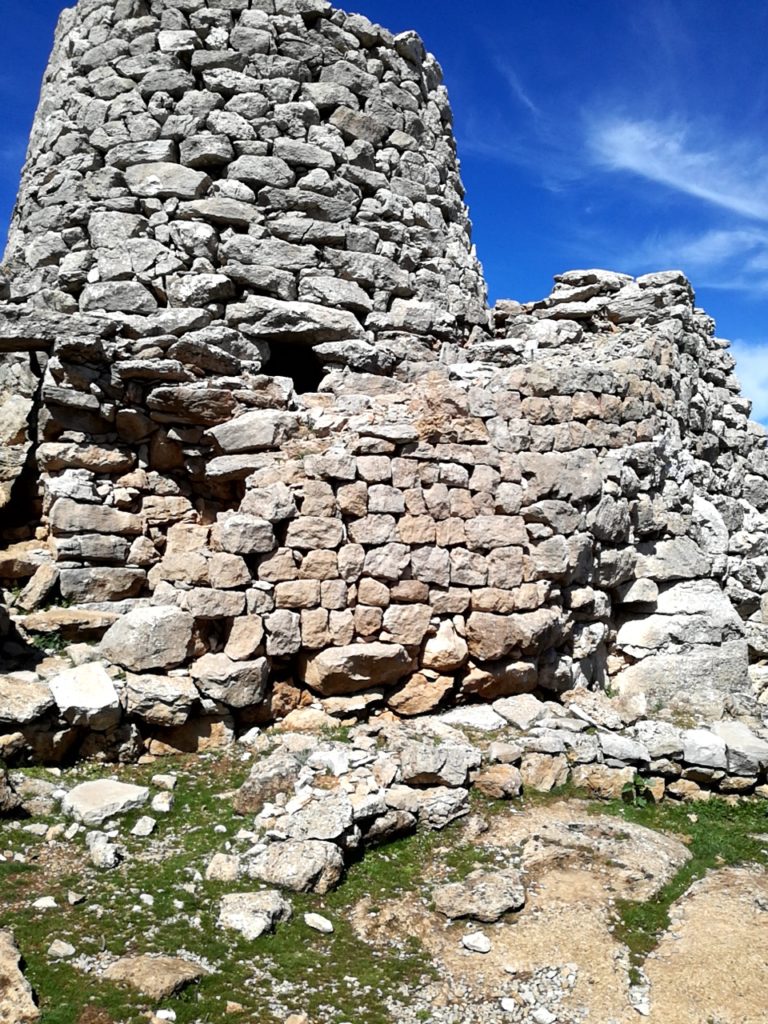 Nuraghe Serbissi, Urceni e grotta Lioni